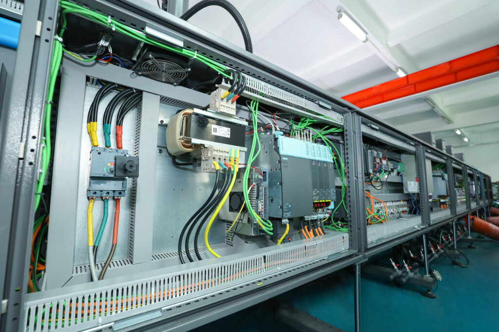 Painel elétrico/eletrônico traseiro da impressora com conceito modular facilitando demais o processo de instação e manutenção.